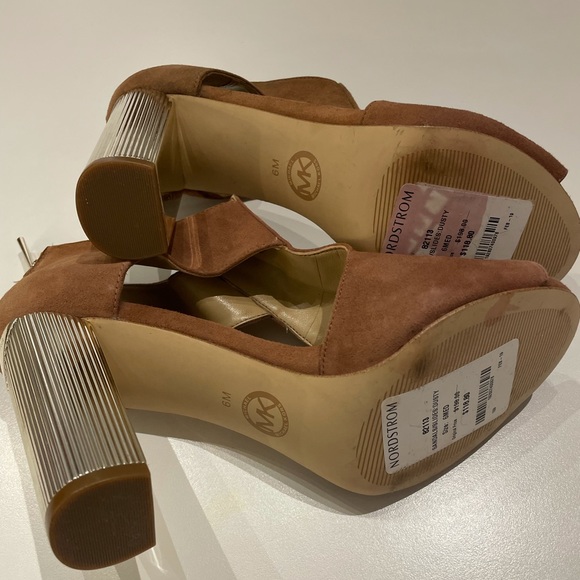 MICHAEL KORS Chunky Gold Heels - Picture 5 of 9